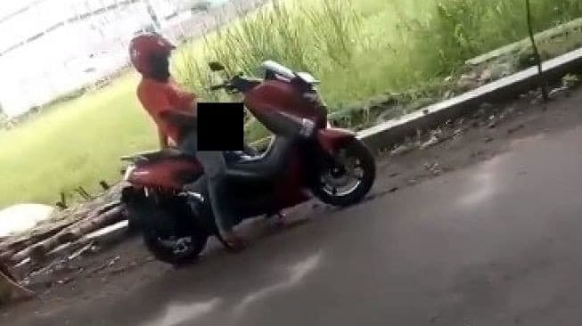 Viral! Seorang Pria Terciduk Kocok Anunya di Atas Motor   