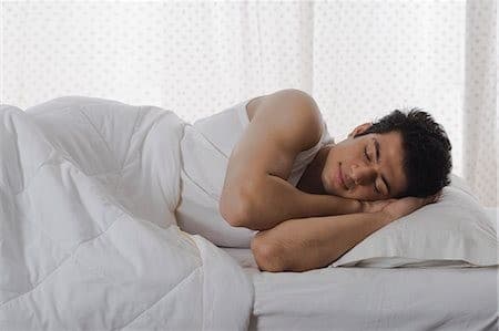 Ilustrasi pria sedang tidur (Foto:Masterfile)