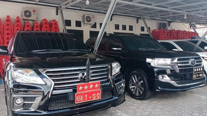 Mobil Dinas Land Cruiser V8 Kapolri dan Lexus tipe Lx570 ditumpangi Panglima TNI (Foto: Istimewa)