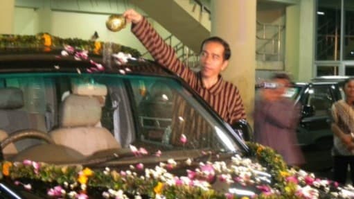 Jokowi melakukan ritual siram air dan bunga pada mobil ESEMKA. (Foto: Istimewa)