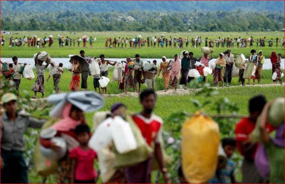Muslim Rohingya melarikan dari dari negara bagian Rakhine saat militer Myanmar melakukan genosida. Foto: Myanmar Now