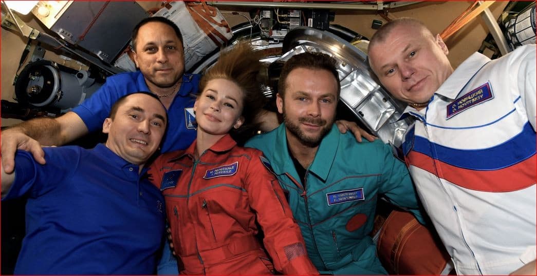 Aktris Yulia Peresild, berbaju merah, bersama kosmonot dan astronot ISS sebelum meluncur kembali ke Bumi. Foto: Twitter Anton Shkaplerov
