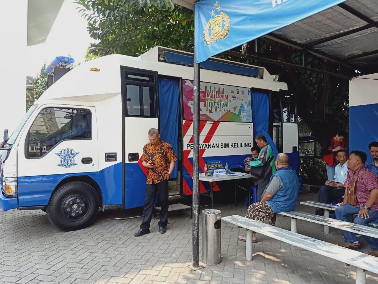 Suasana pelayanan SIM Keliling di area Dealer Honda Dewi Sartika, Cawang, Jakarta Timur (doc:BinsasiREQnews)