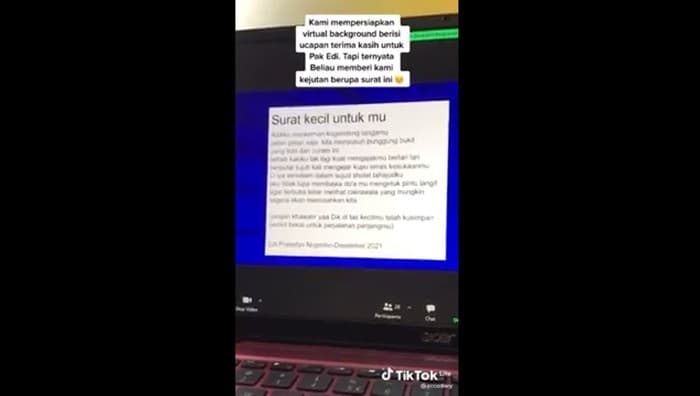 Mahasiswa tak kuasa menahan nangis saat pak dosen Edi membacakan 'surat kecil untukmu' (Foto: Tangkapan Layar)