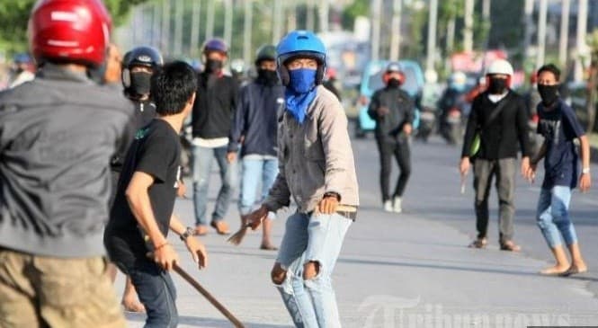 Mencekam! ABG di Bekasi Tawuran Bawa Busur dan Anak Panah
