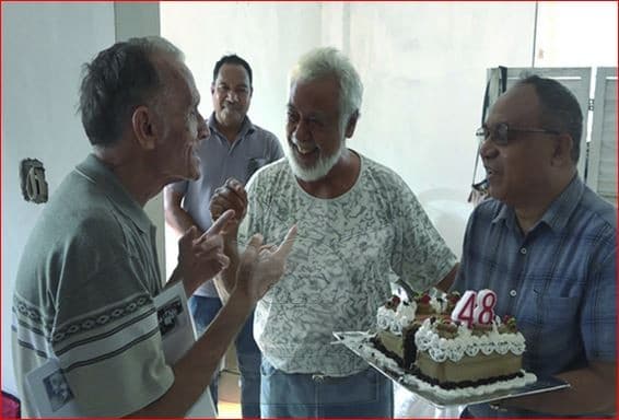 Xanana Gusmao (tengah) saat mengunjungi Pastor Richard Daschbach pada ulang tahun ke-84. Kunjungan dipublikasikan, dan Gusmao dikecam rakyatnya. Foto: gmntv.tl