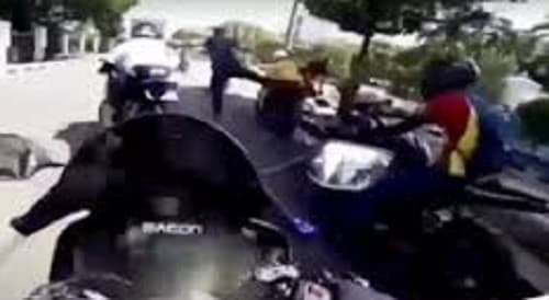 Paspampres tendang pemotor yang terobos ring 1 (Foto:Istimewa)