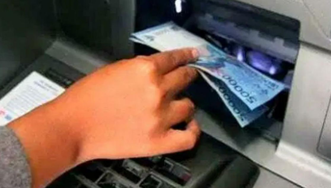 Ilustrasi penarikan uang di ATM (Foto: Istimewa)