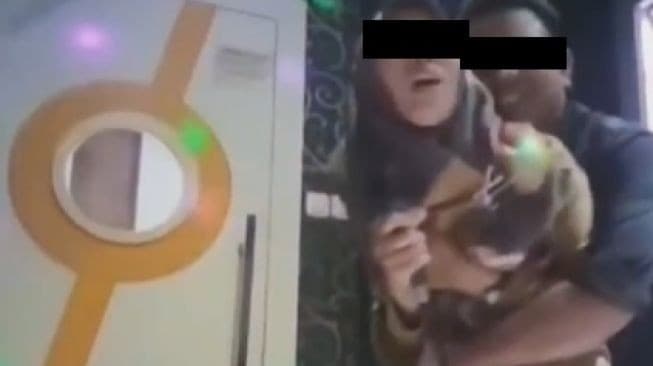 Kepala Desa Peluk Mestra Istri Kadus (Foto:Istimewa)