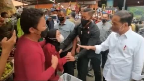 Pedagang nangis histeris ngadu ke Jokowi.