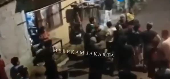 Rumah pelaku pedofilia di Jagakarsa digeruduk massa. (Foto: Youtube) Rumah pelaku pedofilia di Jagakarsa digeruduk massa. (Foto: Youtube)