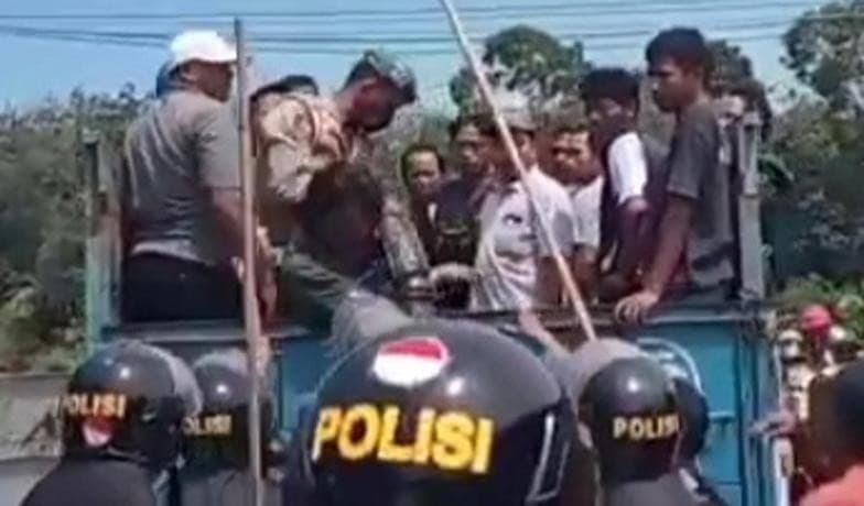 Polisi Smackdown buruh di atas truk (Foto:Istimewa)