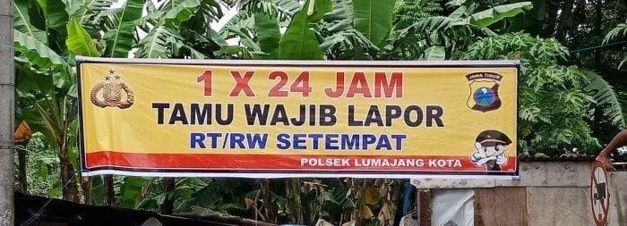 Spanduk 1 x 24 jam wajib lapor (Foto: Istimewa)