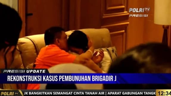 Adegan Sambo peluk-cium Putri dalam rekonstruksi pembunuhan Joshua. (Foto: Polri TV)