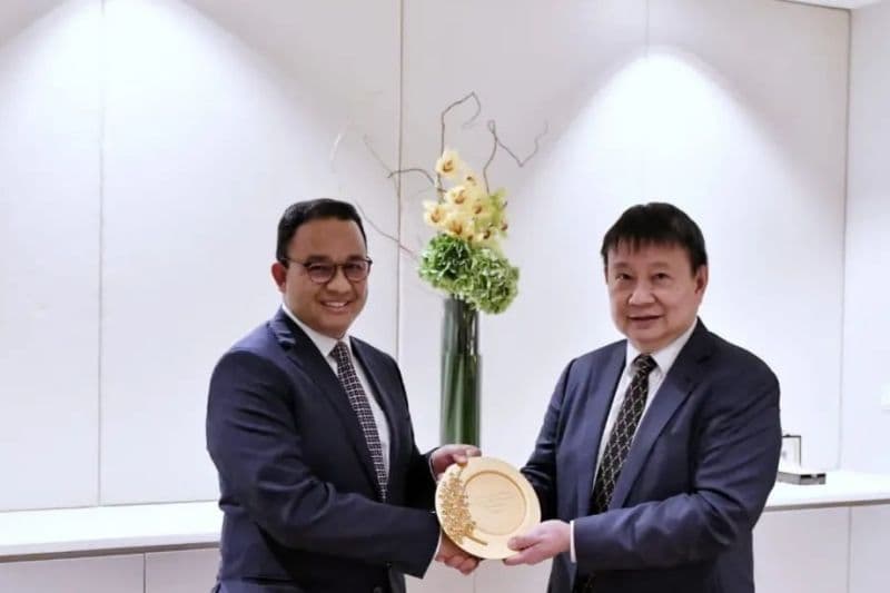 Gubernur DKI Jakarta Anies Baswedan menerima tanda penghargaan dari Pemerintah Singapura (Foto: Instagram/@aniesbaswedan)