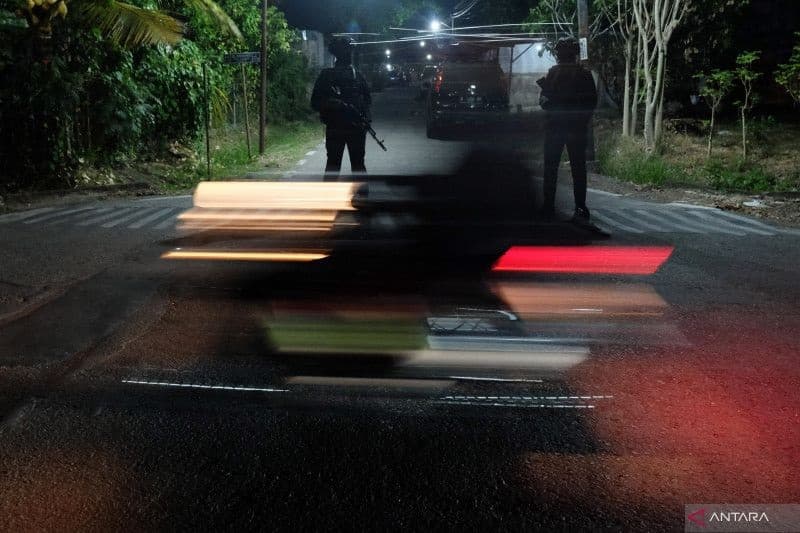 Polisi berjaga di lokasi ledakan di Asrama Grogol Indah Baru,Telukan, Grogol, Kabupaten Sukoharjo (Foto:Antara)