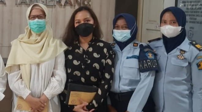 Penampilan Berbeda Eks Jaksa Pinangki Disorot! Dulu Tetiba Berjilbab Saat Sidang, Kok Kini Lepas Hijab Saat Bebas Bersyarat?