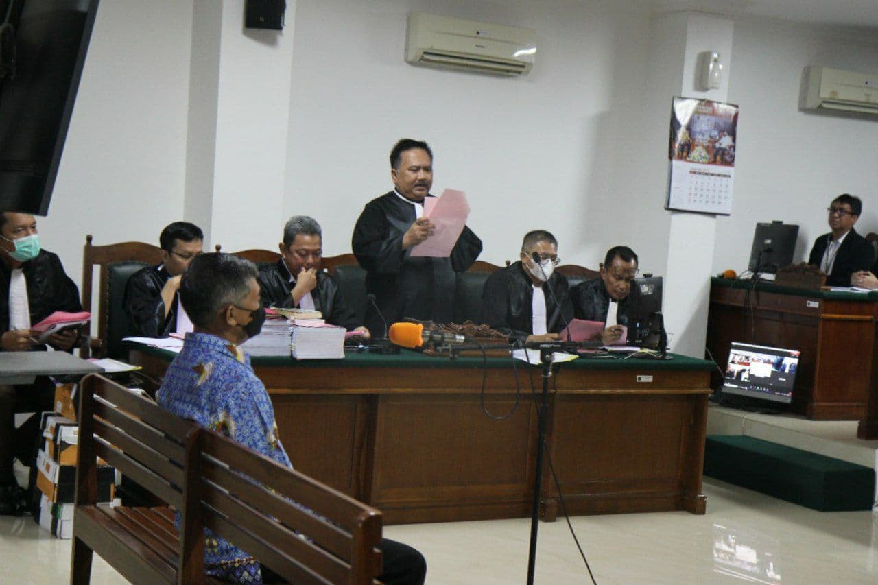 Mayor Inf (Purn) TNI Isak Sattu menjalani sidang dugaan pelanggaran HAM berat Paniai di PN Makassar (Foto: Puspenkum Kejagung)