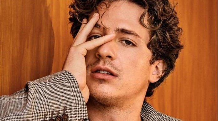 Bikin Geger Sosmed Gegara Nekat Unggah Foto Bugil, Ada Apa dengan Charlie Puth?