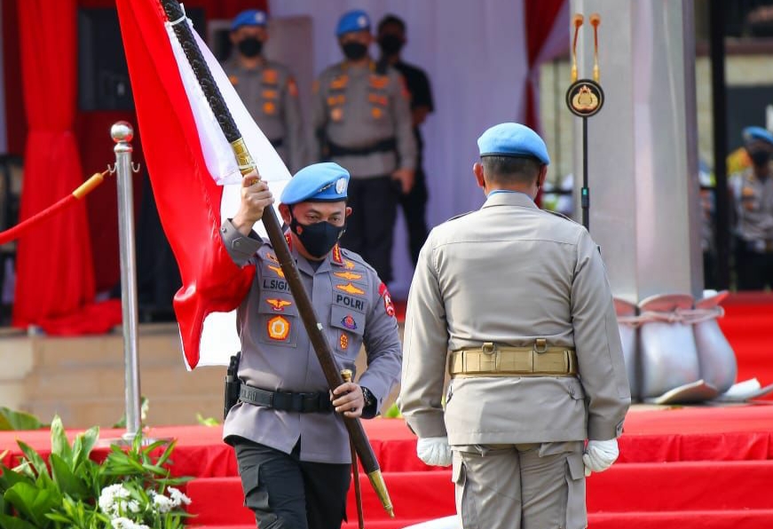 Kapolri Jenderal Listyo Sigit Prabowo melepas kontingen Garuda Bhayangkara Satgas FPU 4 Minusca di Lapangan Bhayangkara pada Selasa 6 September 2022 (Foto: Humas Polri)