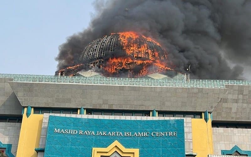 Masjid Raya Islamic Center Jakarta terbakar (foto: istimewa)