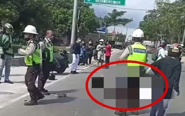 Anggota TNI dan istri tewas ditabrak putrinya sendiri.