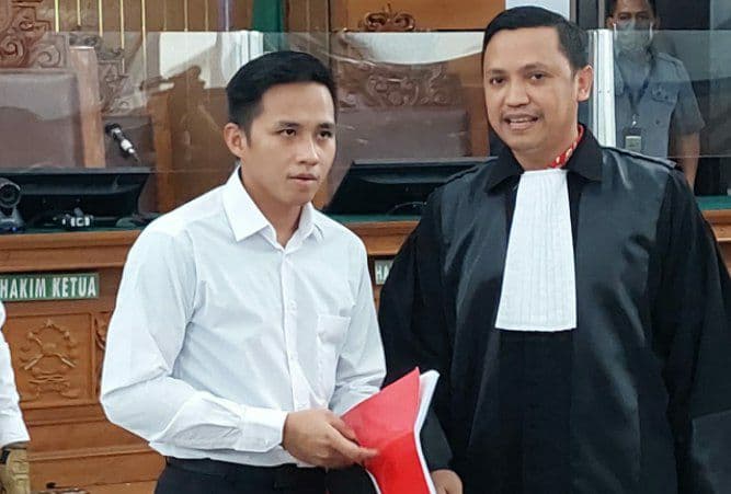 Bharada E dan kuasa hukumnya, Ronny Talapessy (Foto: Istimewa)