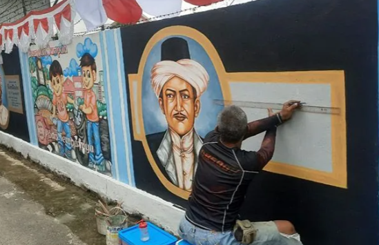 Seniman lokal melakukan aksi lukis mural wajah pahlawan nasional (Foto:Antara)