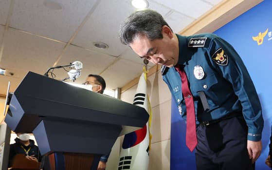 Komisaris Jenderal Yoon Hee-keun, kepala Badan Kepolisian Nasional Korea Selatan, membungkuk untuk memberi hormat setelah menyatakan bertanggung jawab atas Tragedi Halloween Itaewon.