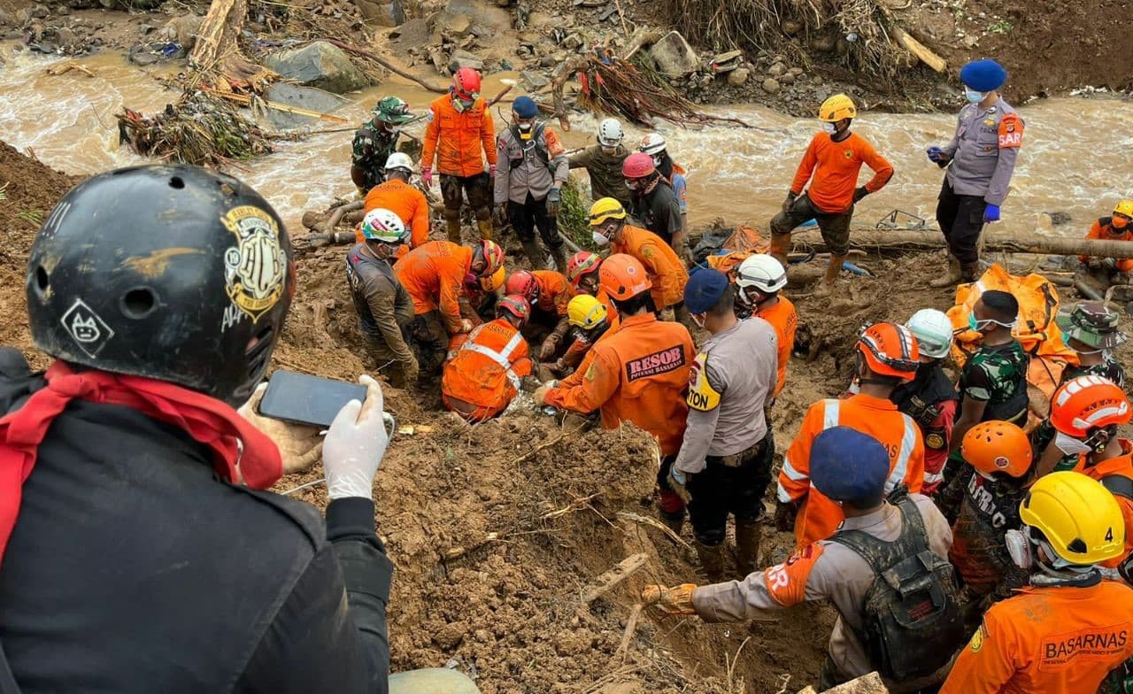 Proses evakuasi korban longsor di Cianjur, Jawa Barat (Foto: Humas Polri)