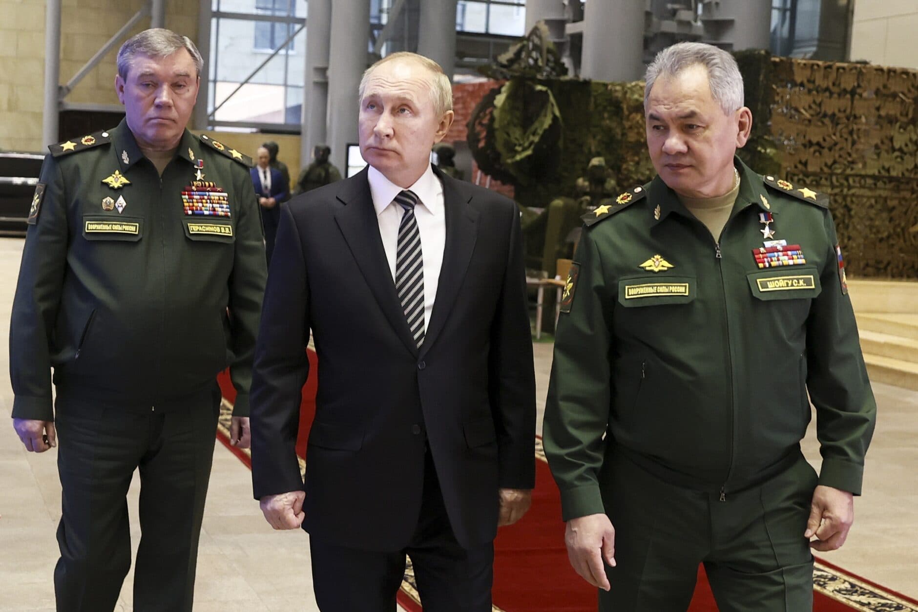 Presiden Rusia Vladimir Putin, bersama Menteri Pertahanan Rusia Sergei Shoigu (kanan), dan Staf Umum Valery Gerasimov ((Mikhail Metzel, Sputnik, Kremlin Pool Photo via AP)