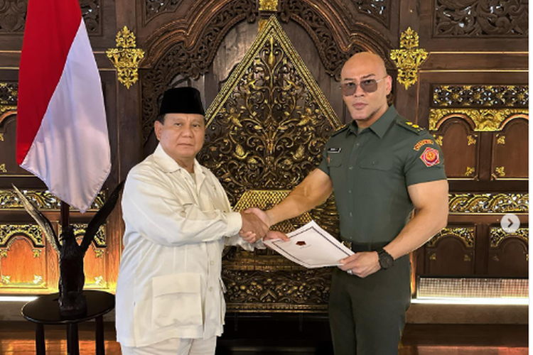 Deddy Corbuzier mendapat pangkat Letkol Tituler TNI dari Menteri Pertahanan Prabowo Subianto