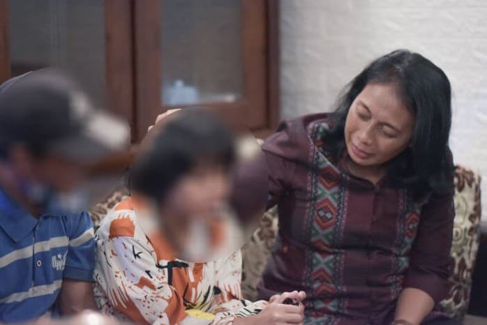Menteri PPPA Bintang Puspayoga menemui bocah korban kekerasan seksual asal Binjai. (Foto: Dok. KemenPPPA)