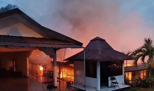 Rumah dinas Kapolda Papua hangus terbakar (Foto: Istimewa)
