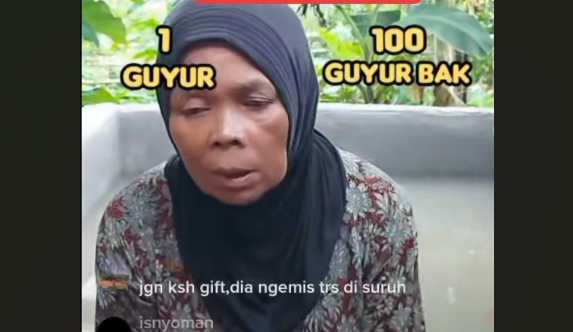 Nenek mandi di kubangan dan live TikTok (Foto: TikTok)
