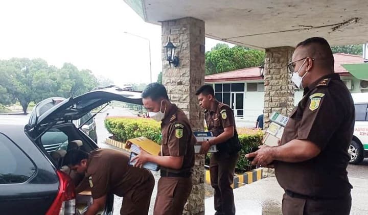Penyidik Kejari Lhokseumawe menyita dokumen terkait dugaan tindak pidana korupsi penyelewengan dana operasional PT Rumah Sakit Arun Lhokseumawe  (Foto:ANTARA/Dedy Syahputra)