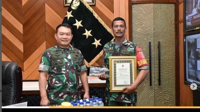Kepala Staf Angkatan Darat (KSAD) Jenderal TNI Dudung Abdurachman bersama Kopka Azmiadi (Foto: Istimewa)