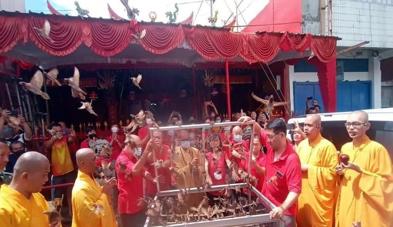 Ilustrasi Sejumlah umat Khonghucu melepas ratusna ekor burung pipit dalam upacara rituan menjelang Imlek di depan Kelenteng Tien Kok Sie Kelurahan Sudiroprajan Kecamatan Jebres Solo (Foto:ANTARA/Bambang Dwi Marwoto)