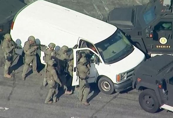 Detik-detik Mengerikan Pelaku Penembakan Massal di California Bunuh Diri Usai Dikepung Polisi