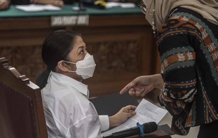 Putri Candrawathi (kiri), berbicang dengan kuasa hukumnya dalam sidang (Foto: ANTARA /Aprillio Akbar/tom)
