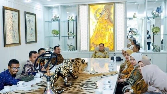 Heboh Taplak Meja Kulit Harimau Ketua MPR, Netizen Ramai-ramai Desak KLHK Usut Tuntas Kepemilikan Awetan Satwa oleh Pejabat