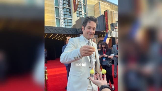 Aktor Paul Rudd main lato-lato. (Foto: Twitter/@marvfess)