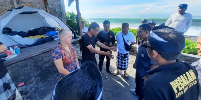 Pasangan bule yang mendirikan tenda di Pantai Purnama, Gianyar saat Hari Raya Nyepi
