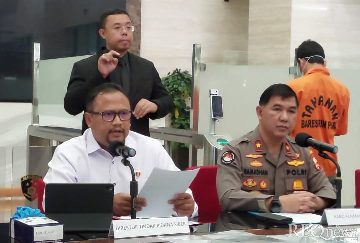 Dirtipidsiber Bareskrim Polri, Brigjen Adi Vivid Agustiadi Bachtiar dan Karopenmas Divisi Humas Polri, Brigjen Ahmad Ramadhan (Foto: Hastina/REQnews)