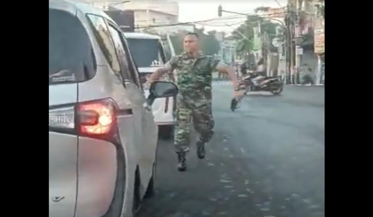 Viral Anggota TNI Marah-Marah Bawa Sangkur terhadap pengendara Lain (Foto:Tangkapan Layar)