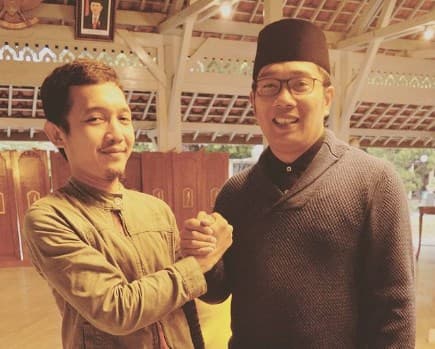 Foto Lawas Beredar, Sabil Fadhillah Si Guru Honorer Viral dan Ridwan Kamil Pernah Akrab Sebelum Akhirnya Dipecat?