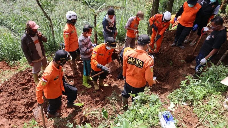 Tim SAR membongkar kuburan yang berisi jasad  korban pembunuhan dukun pengganda uang di Banjarnegara (Foto:Istimewa)