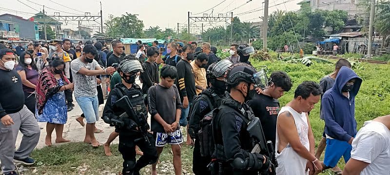 Ilustrasi saat Ratusan personel gabungan menangkap puluhan warga Kampung Bahari terkait peredaran narkoba (Foto : MPI)