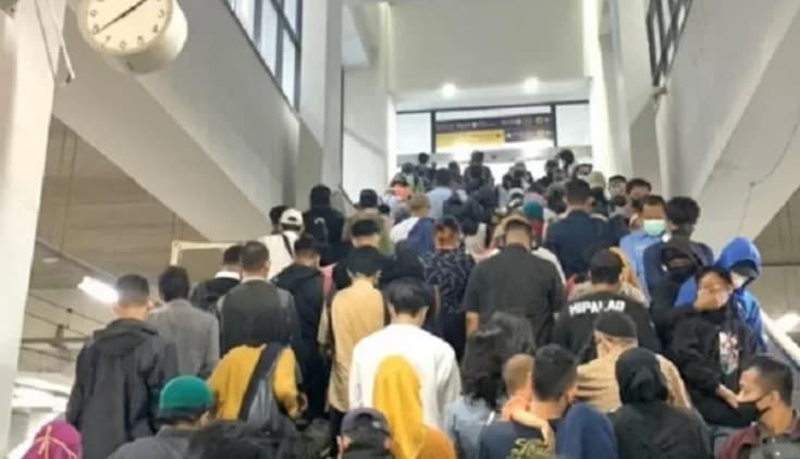 Viral foto pemuda diduga disekap di Stasiun Manggarai. (Foto: twitter @txtdrjkt)