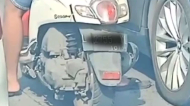 Viral Pemotor Gunakan Ranjau Paku di Sandal untuk Kempeskan Ban Mobil